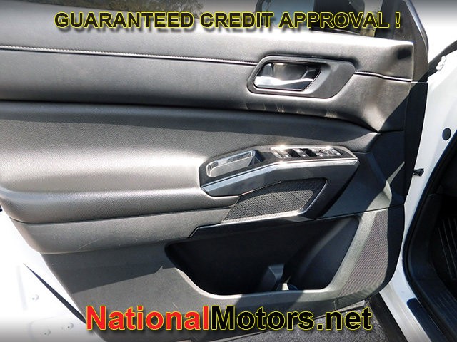 Nissan Pathfinder Vehicle Full-screen Gallery Image 17