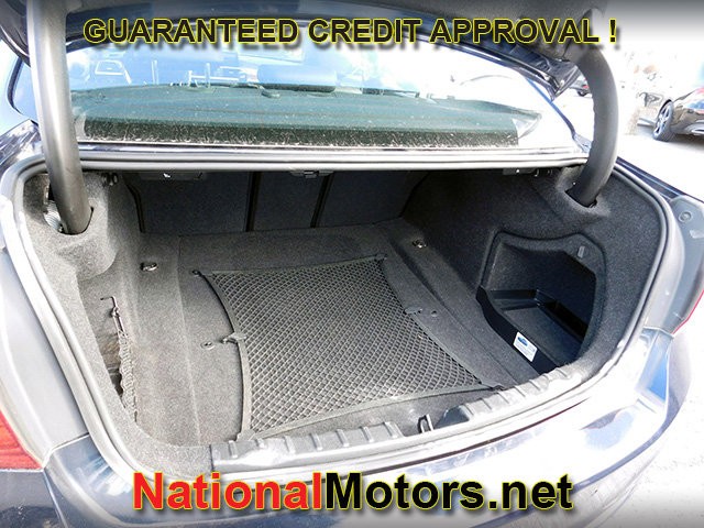 BMW 3 Series Vehicle Full-screen Gallery Image 09