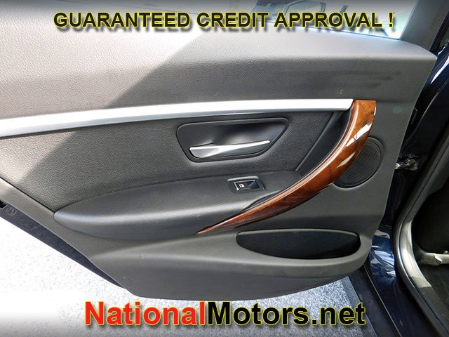 BMW 3 Series Vehicle Full-screen Gallery Image 10