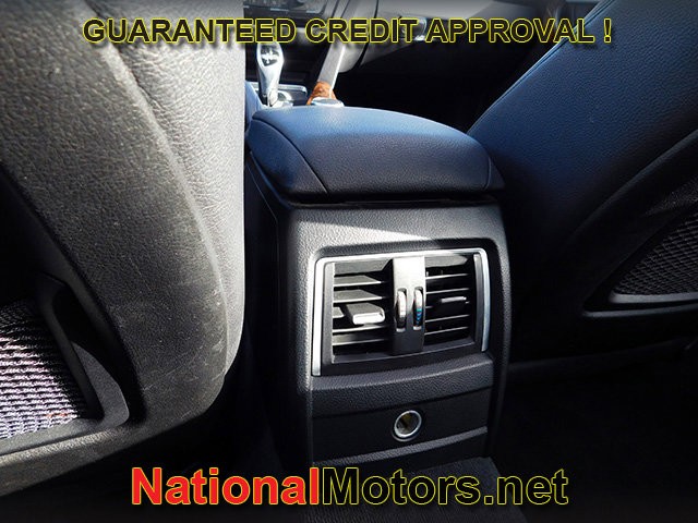 BMW 3 Series Vehicle Full-screen Gallery Image 12