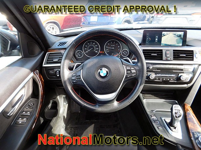 BMW 3 Series Vehicle Full-screen Gallery Image 13