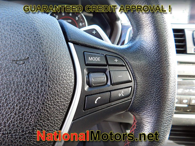 BMW 3 Series Vehicle Full-screen Gallery Image 23