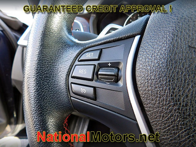 BMW 3 Series Vehicle Full-screen Gallery Image 24