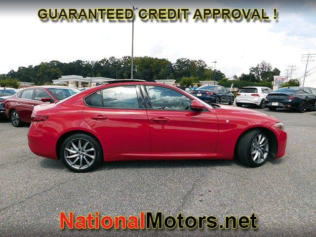 Alfa Romeo Giulia Vehicle Full-screen Gallery Image 04