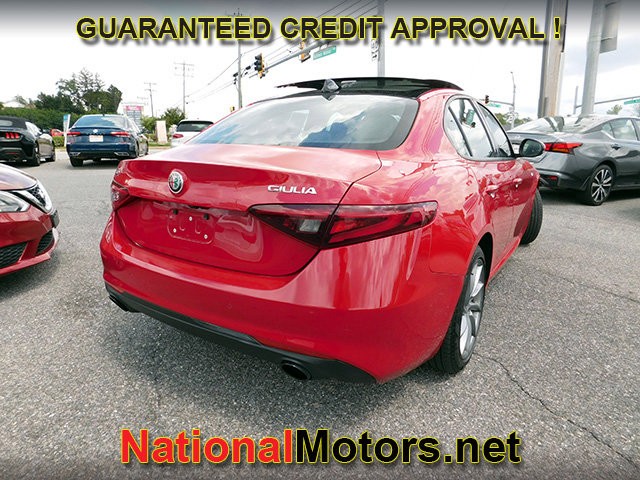 Alfa Romeo Giulia Vehicle Full-screen Gallery Image 05