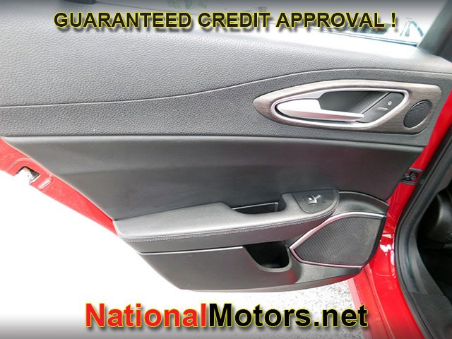 Alfa Romeo Giulia Vehicle Full-screen Gallery Image 09