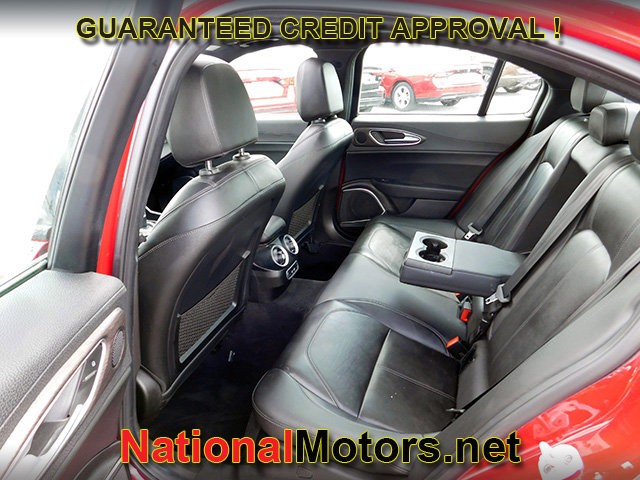 Alfa Romeo Giulia Vehicle Full-screen Gallery Image 10