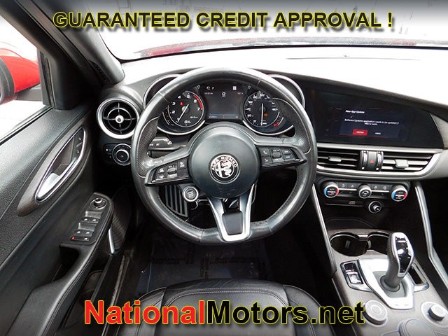 Alfa Romeo Giulia Vehicle Full-screen Gallery Image 12