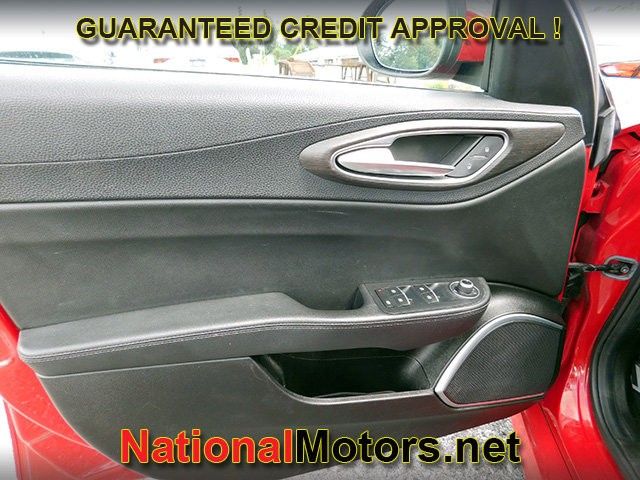 Alfa Romeo Giulia Vehicle Full-screen Gallery Image 13