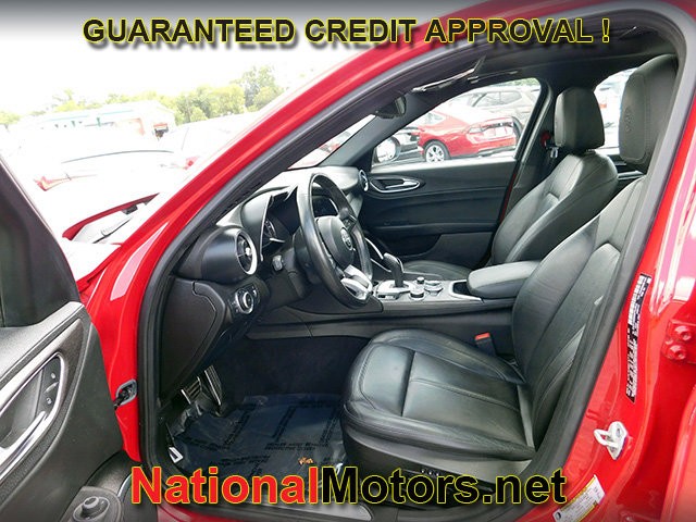 Alfa Romeo Giulia Vehicle Full-screen Gallery Image 14