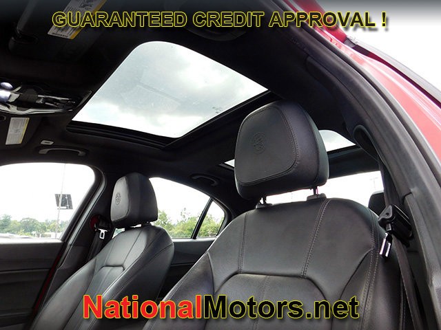 Alfa Romeo Giulia Vehicle Full-screen Gallery Image 16