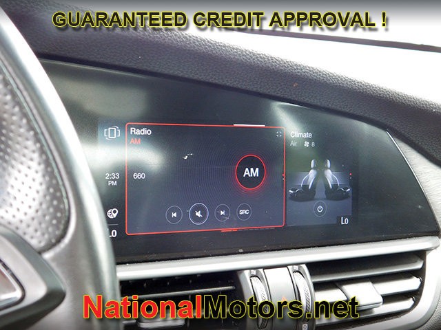 Alfa Romeo Giulia Vehicle Full-screen Gallery Image 17