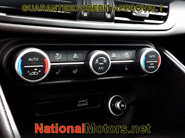 Alfa Romeo Giulia Vehicle Full-screen Gallery Image 19