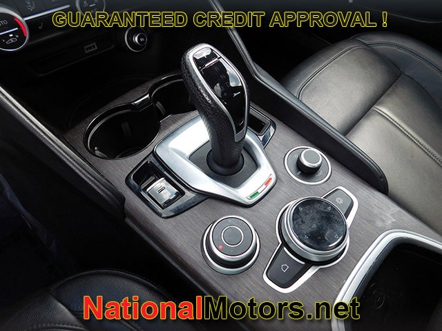 Alfa Romeo Giulia Vehicle Full-screen Gallery Image 20