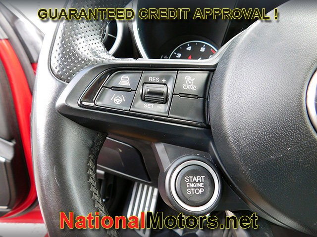 Alfa Romeo Giulia Vehicle Full-screen Gallery Image 22