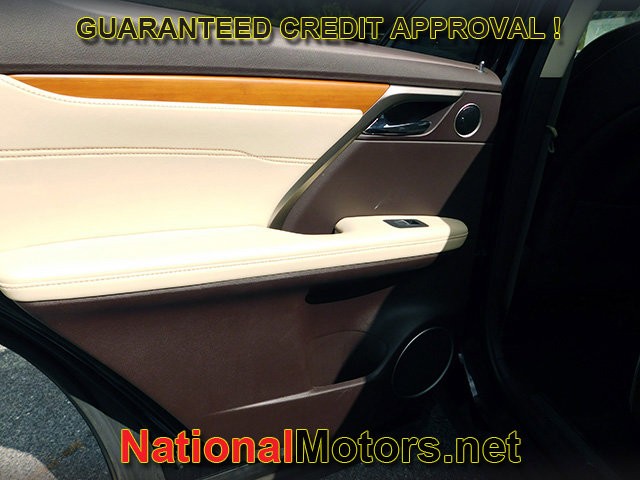 Lexus RX Vehicle Full-screen Gallery Image 09