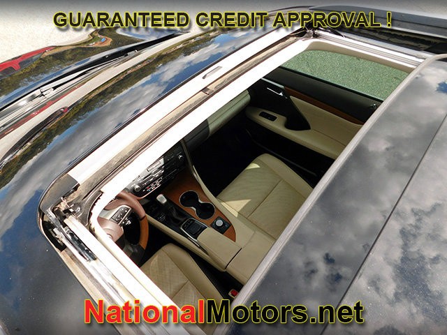 Lexus RX Vehicle Full-screen Gallery Image 13