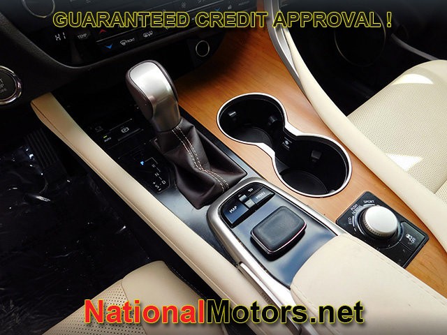 Lexus RX Vehicle Full-screen Gallery Image 21