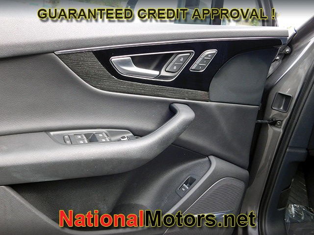 Audi Q7 Vehicle Full-screen Gallery Image 17