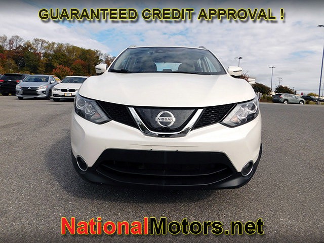 Nissan Rogue Sport Vehicle Full-screen Gallery Image 03