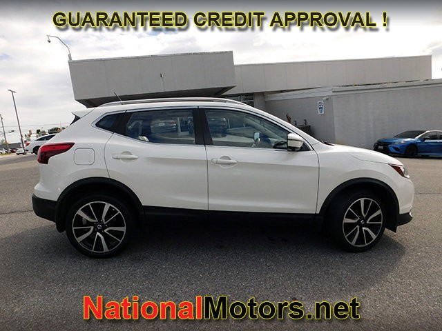 Nissan Rogue Sport Vehicle Full-screen Gallery Image 04