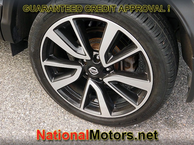 Nissan Rogue Sport Vehicle Full-screen Gallery Image 09