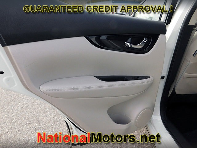 Nissan Rogue Sport Vehicle Full-screen Gallery Image 10