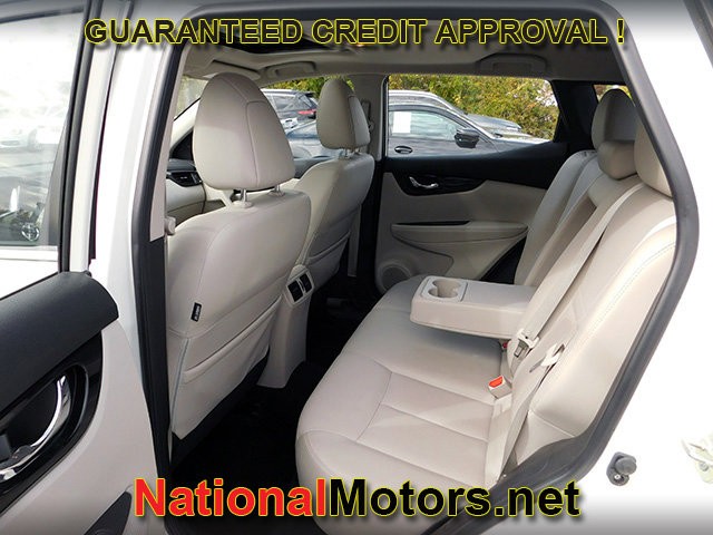 Nissan Rogue Sport Vehicle Full-screen Gallery Image 11