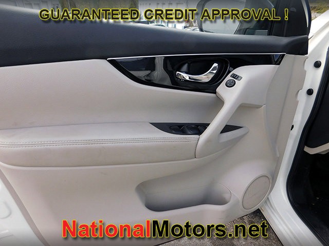 Nissan Rogue Sport Vehicle Full-screen Gallery Image 14