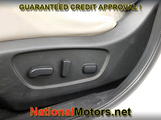 Nissan Rogue Sport Vehicle Full-screen Gallery Image 16