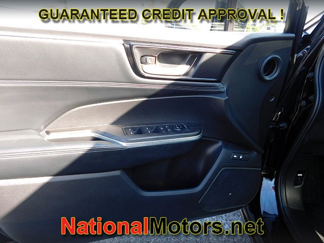 Honda Clarity Plug-In Hybrid Vehicle Full-screen Gallery Image 12