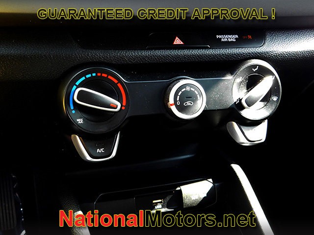 Kia Rio Vehicle Full-screen Gallery Image 16