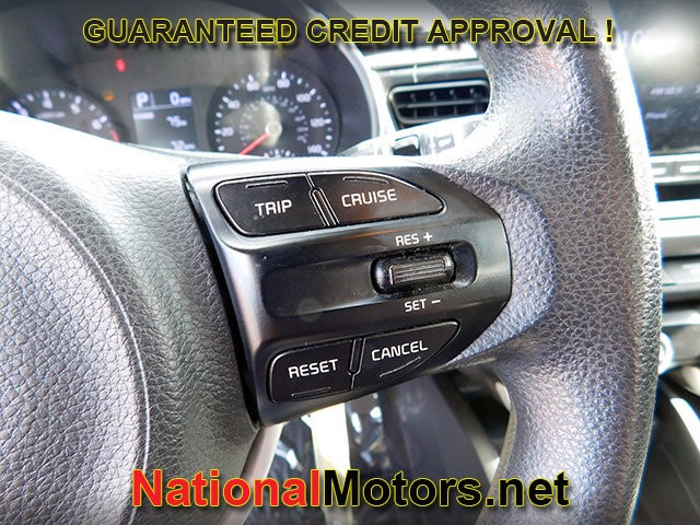 Kia Rio Vehicle Full-screen Gallery Image 18