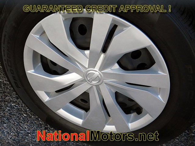 Nissan Versa Vehicle Full-screen Gallery Image 05