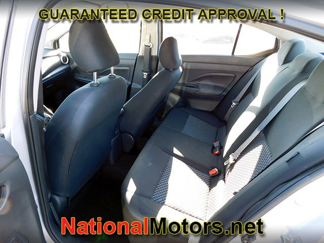 Nissan Versa Vehicle Full-screen Gallery Image 08
