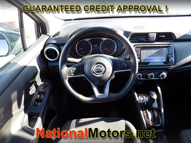 Nissan Versa Vehicle Full-screen Gallery Image 09