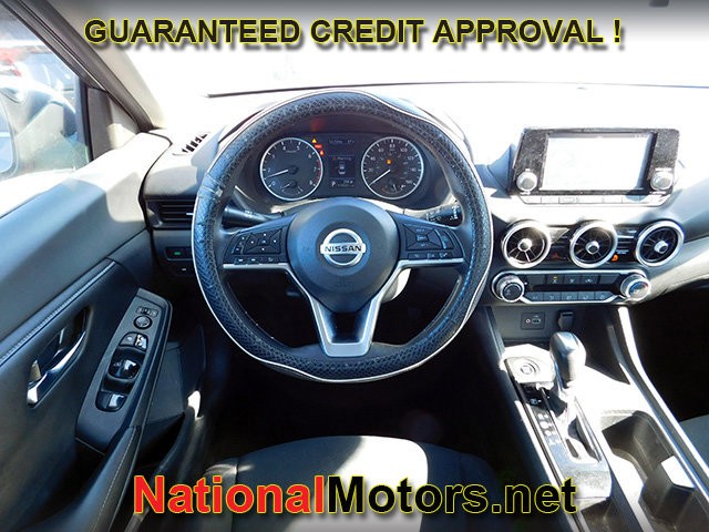 Nissan Sentra Vehicle Full-screen Gallery Image 09