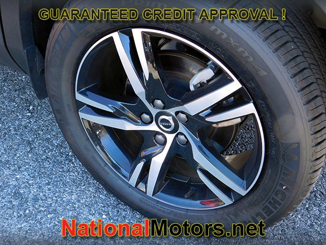 Volvo XC40 Vehicle Full-screen Gallery Image 09