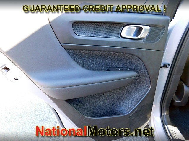 Volvo XC40 Vehicle Full-screen Gallery Image 10