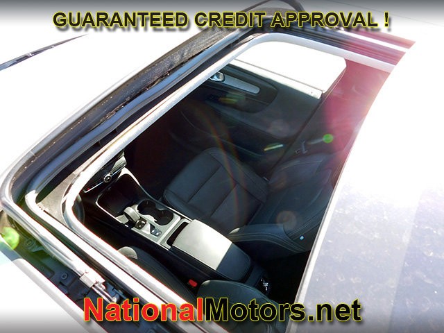 Volvo XC40 Vehicle Full-screen Gallery Image 12