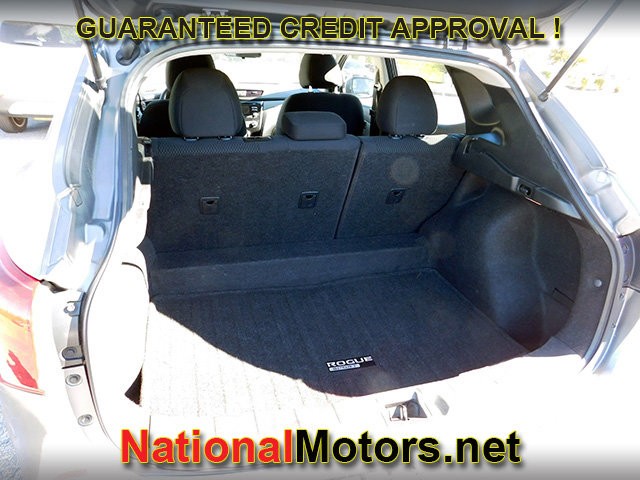 Nissan Rogue Sport Vehicle Full-screen Gallery Image 06