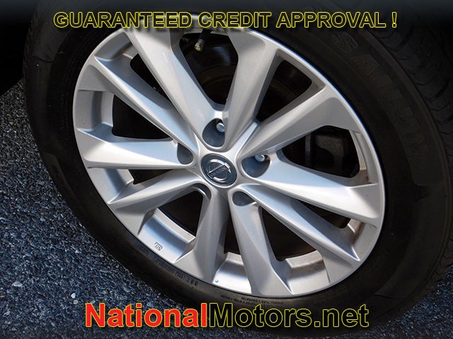 Nissan Rogue Sport Vehicle Full-screen Gallery Image 07