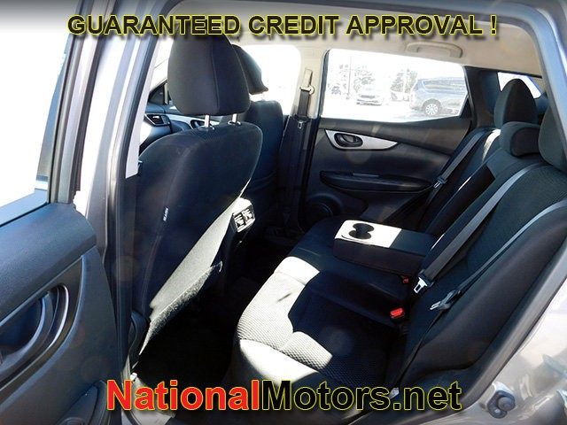 Nissan Rogue Sport Vehicle Full-screen Gallery Image 09