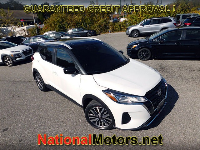 Nissan Kicks Vehicle Full-screen Gallery Image 02