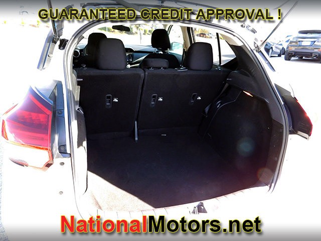 Nissan Kicks Vehicle Full-screen Gallery Image 07