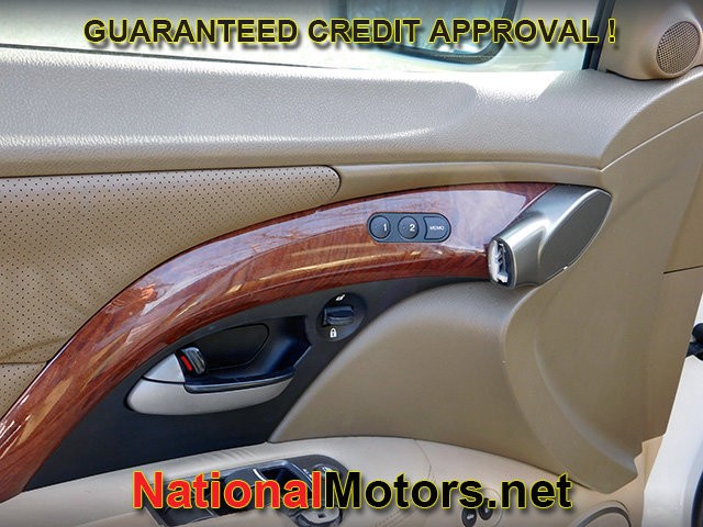 Acura RL Vehicle Full-screen Gallery Image 09