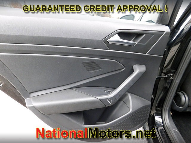 Volkswagen Jetta Vehicle Full-screen Gallery Image 05