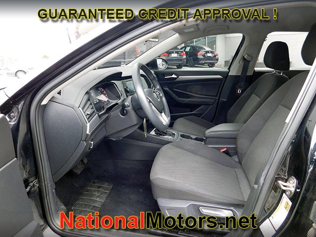Volkswagen Jetta Vehicle Full-screen Gallery Image 09
