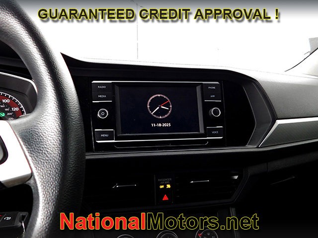 Volkswagen Jetta Vehicle Full-screen Gallery Image 10