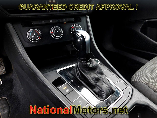 Volkswagen Jetta Vehicle Full-screen Gallery Image 12